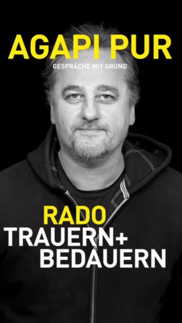 Agapis Adoptivschwester Mandy kam als Baby in ihre Familie. Sie vertrieb die grauen Wolken und wirft die Familie sechs Monate später in tiefe Trauer. Es kommen weitere Pflegekinder in die Familie und dann kehrt Mandy wieder zurück. Ihr Zustand ist schrecklich und nicht nur Agapi versuchte das Grausame was sie erleiden musste wieder gutzumachen – ein Nesthäkchen wächst heran. Während ihres Abiturs wächst die Überforderung ins unermessliche und so flieht Agapi über Nacht zurück nach Hamburg.
Mandy gerät auf die schiefe Bahn. Rettungsaktionen eskalieren und Agapi wendet sich vollends ab. Sie beginnt sich zu schützen. Jahre später erkennt sie erst ihre eigene Opferrolle und die stets präsente Ohnmacht, nichts tun zu können.

Agapi erzählt Rado von ihrem Besuch bei Mandy. Sie lebt mittlerweile in einer Einrichtung für Alkohol- und Drogenkranke. Sie kann nicht mehr sprechen, nicht mehr gehen und Agapi ist sich unsicher, ob sie sie überhaupt erkannt hat.

Rado hilft Agapi den Gefühls-Cocktail zu sortieren. Gemeinsam reflektieren sie, was es heißt Verantwortung zu übernehmen und was es Agapi heute ermöglich, sich Mandy wieder anzunähern. Sie hat Verantwortung für sich selbst übernommen und kennt nun ihre Grenzen. Es erlaubt ihr, Mandy wieder als normalen Menschen zu sehen, frei von Bewertung und Schuld, und sogar Freude an einem gemeinsamen Selfie zu finden.
 
TRAUERN + BEDAUERN
Die neue Folge von AGAPI PUR Gespräche mit Grund Der Podcast über Mütter und ander Herausforderungen. Überall wo’s Podcast gibt und auf agapi.de

#podcast #trauern #bedaueren #rado #schuld #scham #verantwortung #richtigundfalsch #überfordert #kindheit #pflegekinder #pflegenundwohnen #alkohol #drogen #krank #hamburg #missbrauch #gewalt #schwester #adoptivschwester #adoptiv